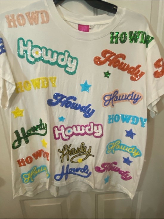 QUEEN OF SPARKLES Tops - QUEEN OF SPARKLES White 'Howdy' Multicolor Appliqué Short Sleeve Tee